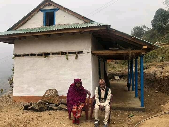 नयाँ घर पाउँदा पहिरो पिडित बृद्धाबृद्धा दंग