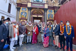 सवा लाख दीप प्रज्ज्वलन गर्दै प्रधानमन्त्री ओलीले गरे पशुपतिमा विशेष पूजा