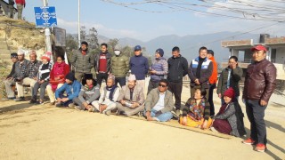 खोटाङमा सडकमै बसेर हड्ताल