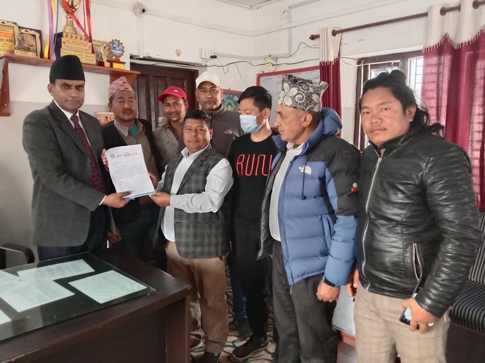 पर्यटक बसले अन्य यात्रु बोकेको भन्दै यातायात व्यवसायीको ध्यानाकर्षण
