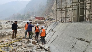 पुल निर्माणमा भइरहेको ढिलासुस्तीका विषयमा स्थानीय सरकार प्रमुखको निरन्तर दवाव