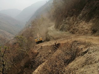 हलेसीको बडहरेबाट घोपाटार (दुधकोसी) झर्ने सडक निर्माण