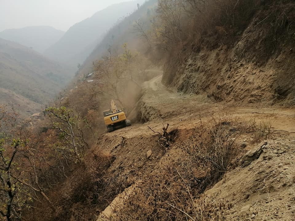 हलेसीको बडहरेबाट घोपाटार (दुधकोसी) झर्ने सडक निर्माण