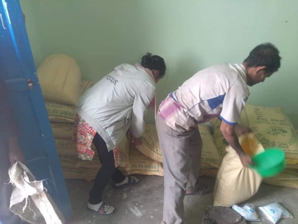 उन्नत जातको मकैको बीउ वितरण गर्दै दिप्रुङ गाउँपालिकाका