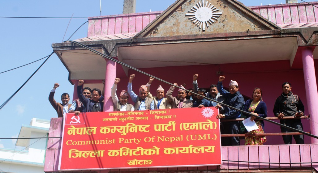 नेकपाको बोर्ड हटाइयो, एमालेको राखियो
