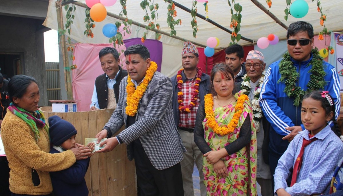 दिवा खाजा कार्यक्रम कार्यान्वयनकाक्रममा विद्यार्थीलाई टिफिन क्यारी पनि वितरण गर्दै मेयर दिपनारायण रिजाल, उपमेयर विनादेवी राईलगायत.jpg