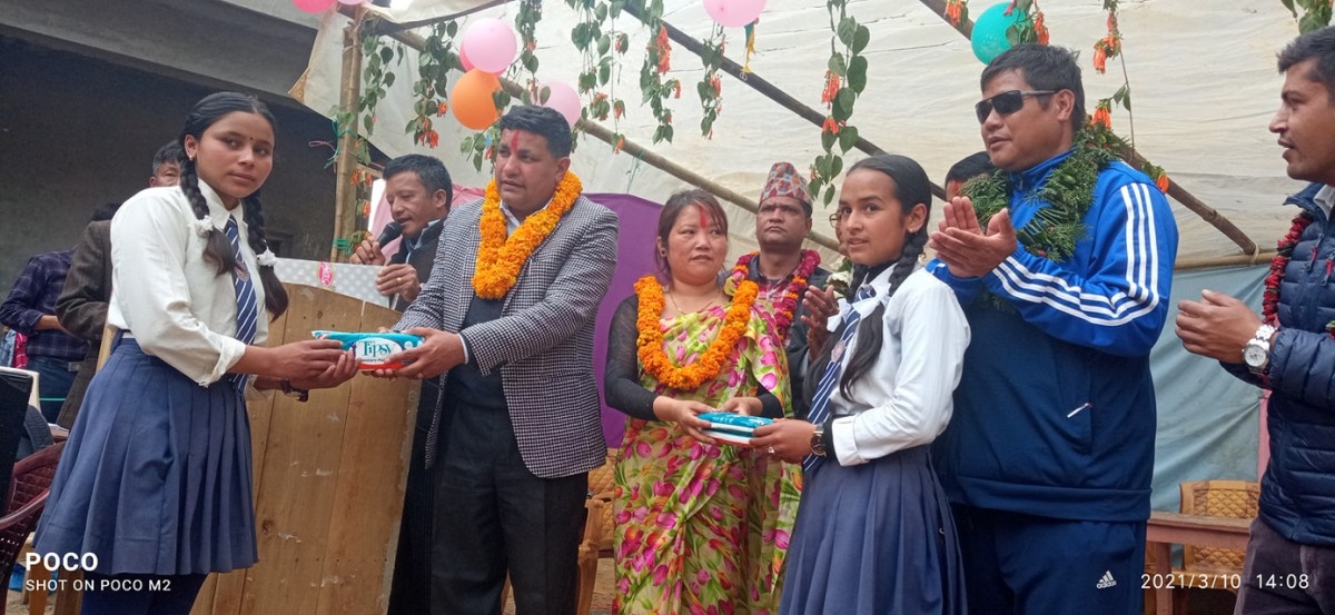 छात्रालाई निःशुल्क सेनीटरी प्याड वितरण गर्दै दिक्तेल रुपाकोट मझुवागढी नगरपालिका