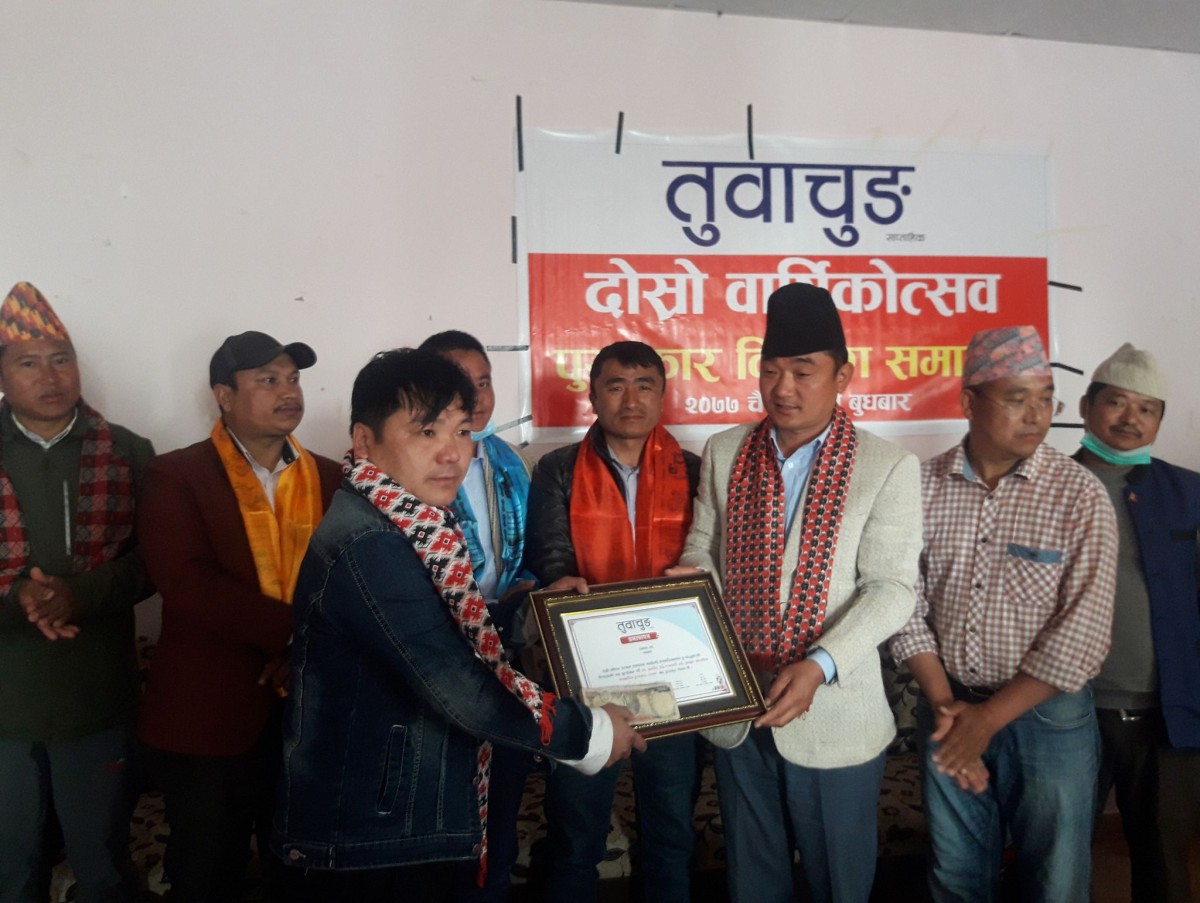 सात पत्रकारलाई तुवाचुङ साप्ताहिक पुरस्कार प्रदान 