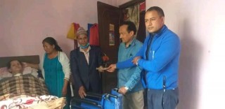 असहाय बृद्धबृद्धाको घर निर्माण गरेपछि बाँकी रहेको रकम ब्रेन ह्यामरेज बिरामीलाई प्रदान