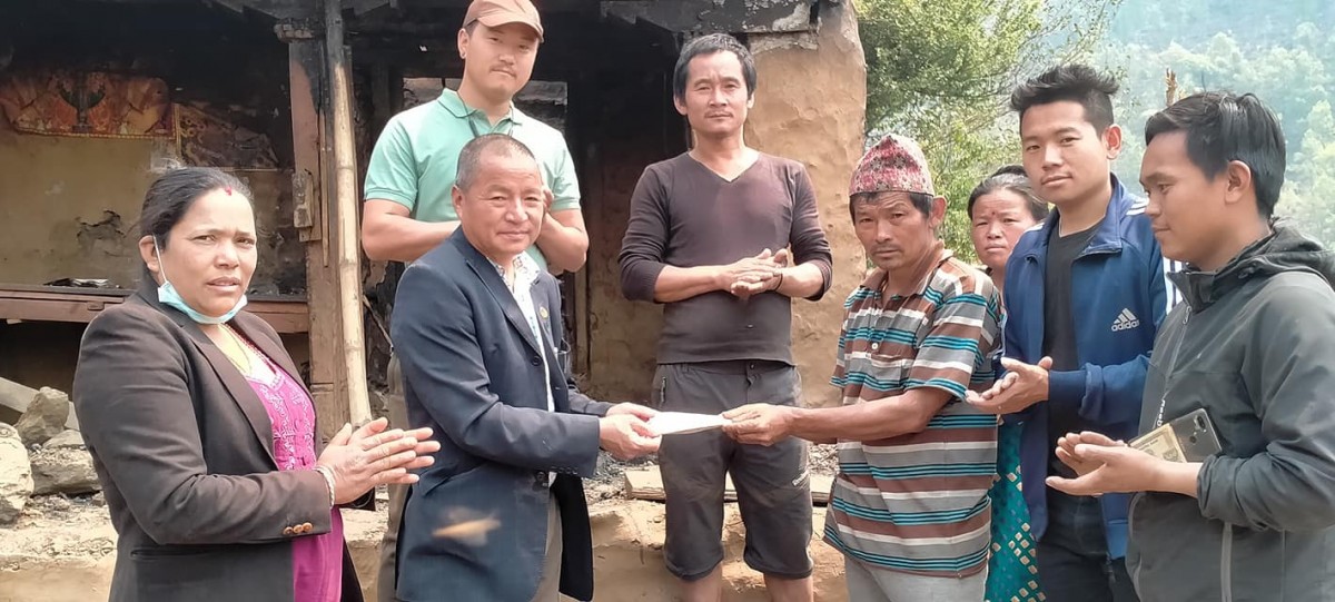 आगलागी पिडित दुई परिवारलाई राहत