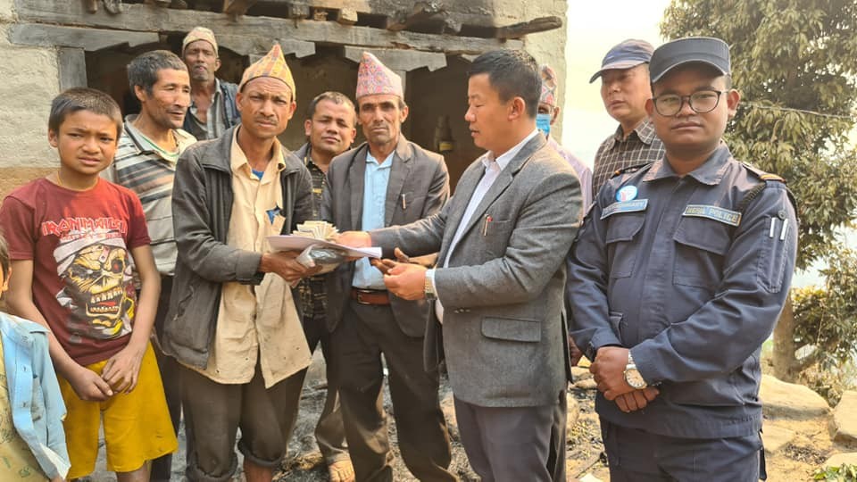 आगलागी र हावाहुरी पिडितलाई गाउँपालिकाको राहत