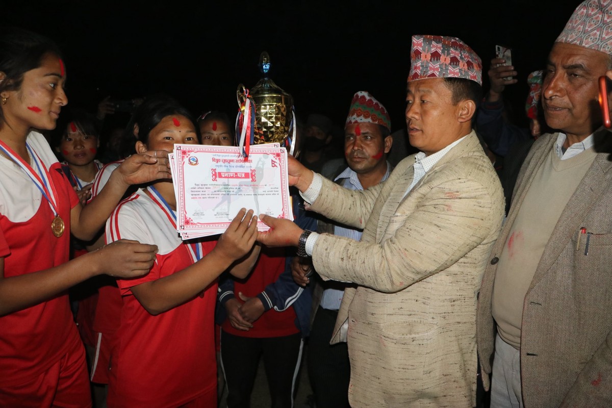 president running shield-2077 (kh-di) photo_khotang.jpg