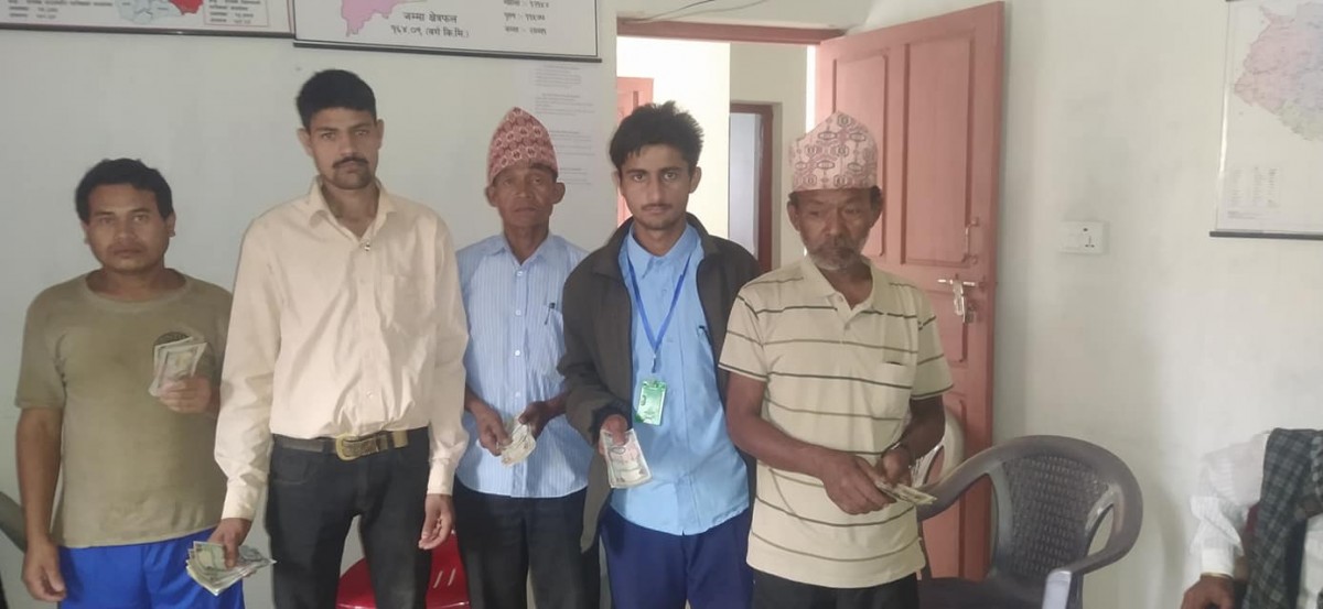 डढेलोबाट बिस्थापित भएका पाँच परिवारलाई राहत