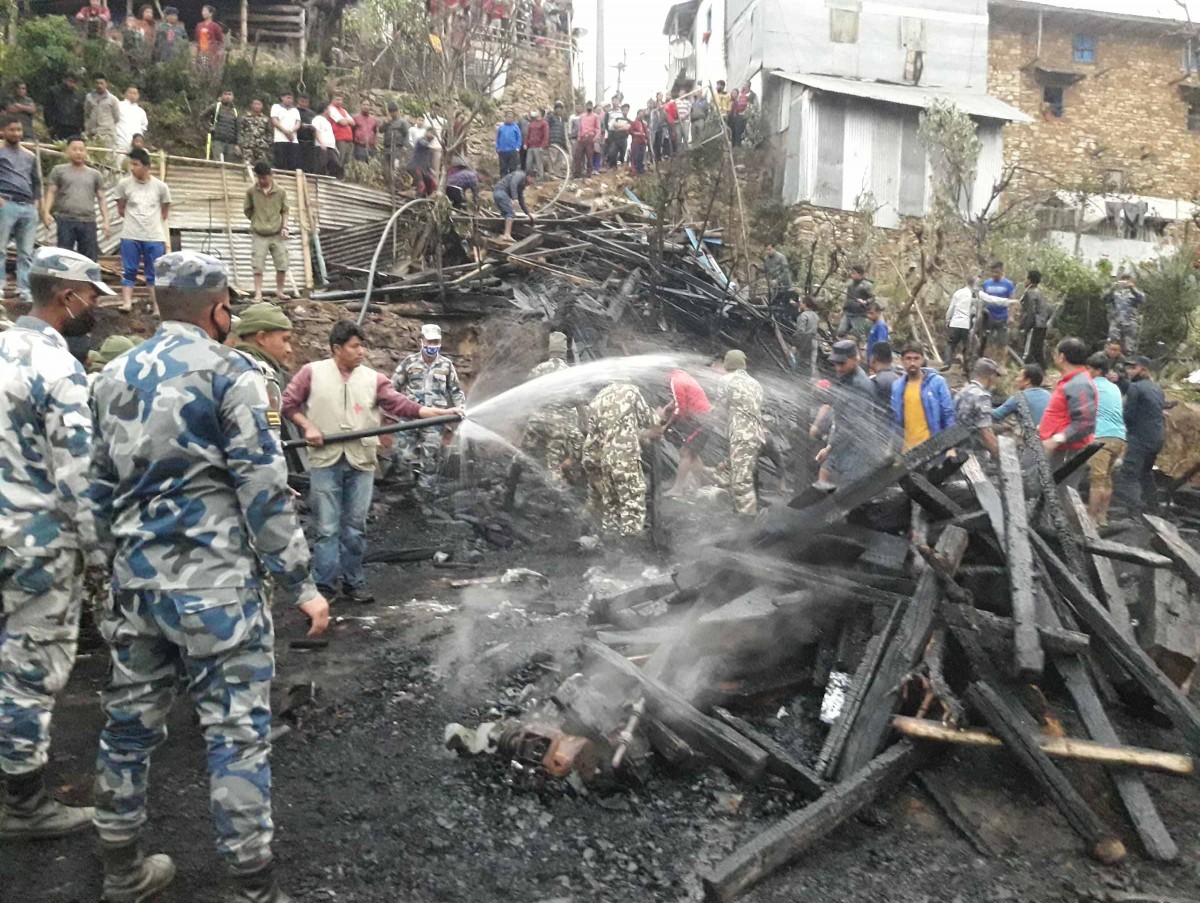 fire got ganesh furniture (chaita-31-2077) photo_daman4.jpg