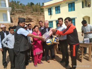 नेबिसंघ नेता भुजेलले दिए विद्यालयलाई खेलकुद तथा शैक्षिक सामग्री