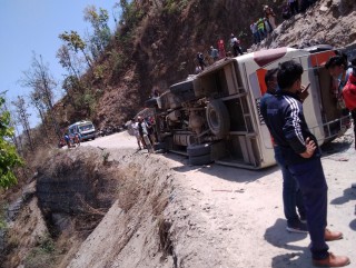 खोटाङमा दर्शनार्थी बोकेको वस दुर्घट्ना, एकको मृत्यु, २२ घाईते