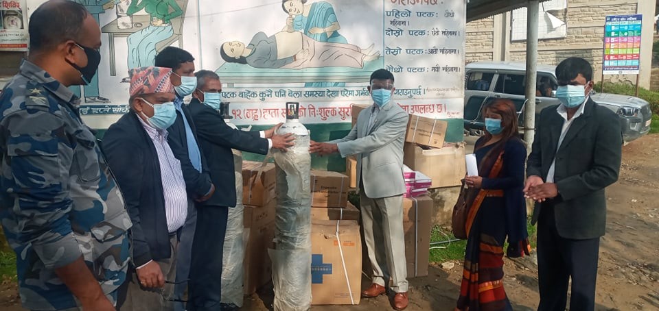 एमालेका प्रमुख सचेतक भट्टराईमार्फत जिल्ला स्वास्थ्य कार्यालय खोटाङलाई चार लाख बराबरको स्वास्थ्य सामग्री हस्तान्तरण