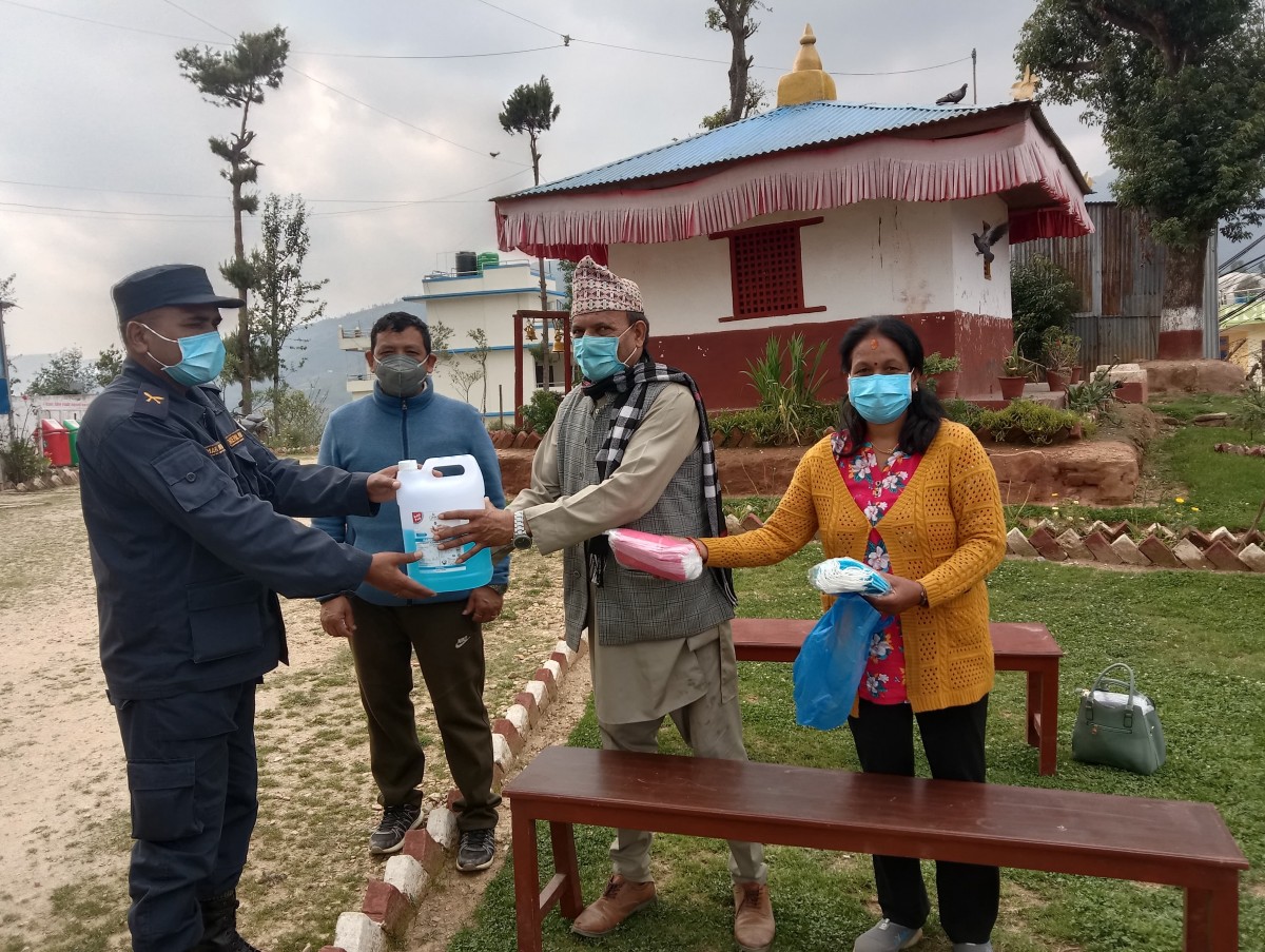 दिक्तेल वडा कार्यालयद्धारा कोरोना संक्रमितलाई स्वास्थ्य सामग्री वितरण