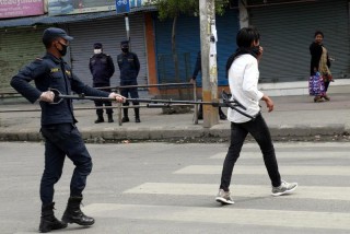 लकडाउन उल्लङ्घन गर्नेलाई कारवाही गर्दै प्रहरी