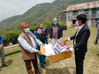 मेडिकल अधिकृत शाहले दिए गाउँपालिकालाई स्वास्थ्य सामग्री