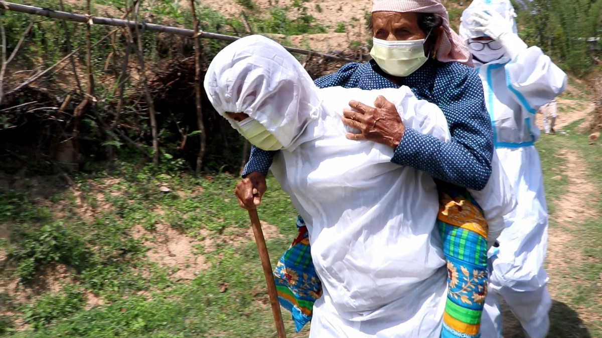 संक्रमितका घर–घरमा स्थानीय तहका जनप्रतिनिधि