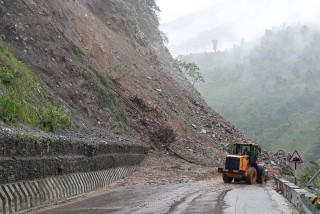 पूर्वपश्चिम राजमार्ग पुनः अवरुद्ध