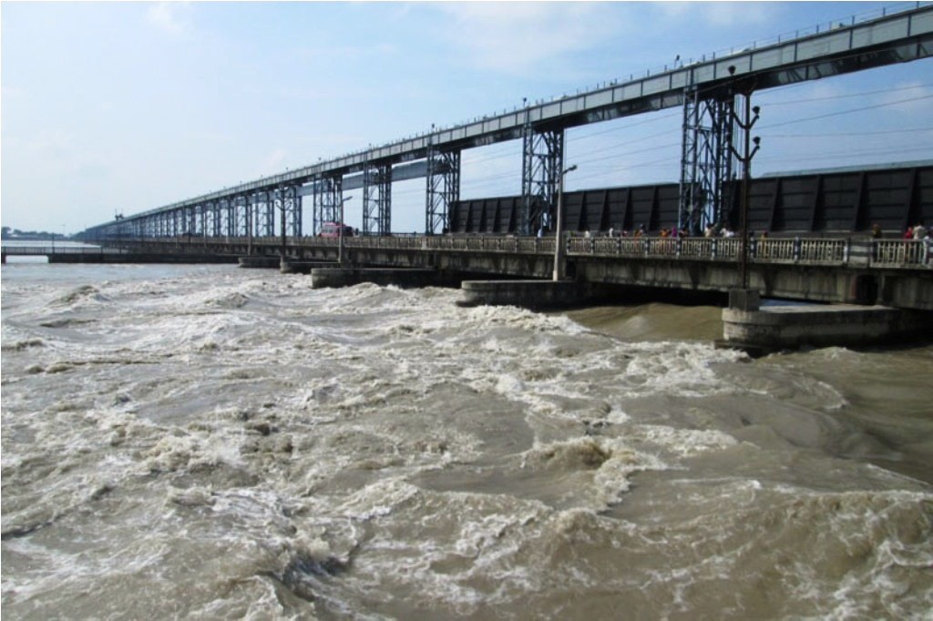 कोशीमा पानीको बहाव बढ्दै, सप्तरीका ५ सय घर डुबानमा