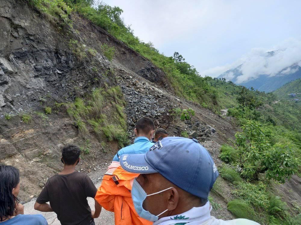 खोटाङमा मध्यपहाडी लोकमार्गका विभिन्न स्थानमा पहिरो