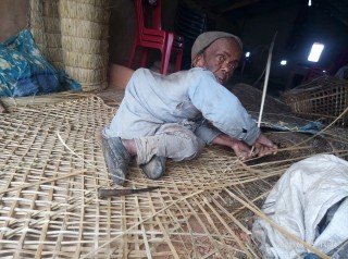 गरिबीको चपेटामा छन् तर सित्तैमा केही लिँदैनन् रिट्ठे बिश्वकर्मा