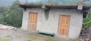 ऐसेलुखर्क : प्रयोगमा नआउँदै वडा कार्यालयको भवन चुहिन थाल्यो