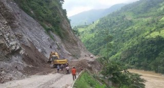 लेदो र पहिरो खस्दा खोटाङमा मध्यपहाडी लोकमार्ग अवरुद्ध