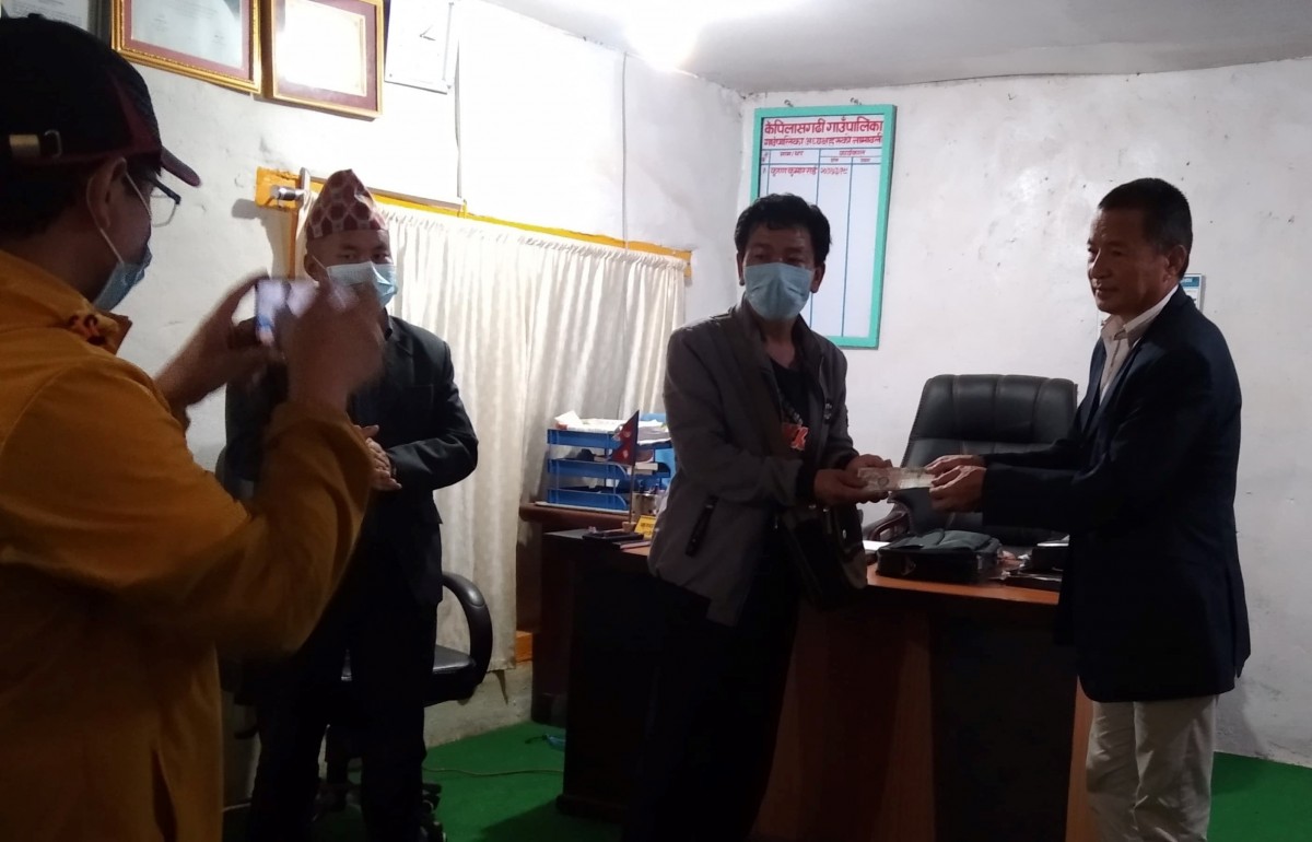घाईते भएर विदेशबाट फर्किएका स्थानीयलाई गाउँपालिकाले दियो राहत