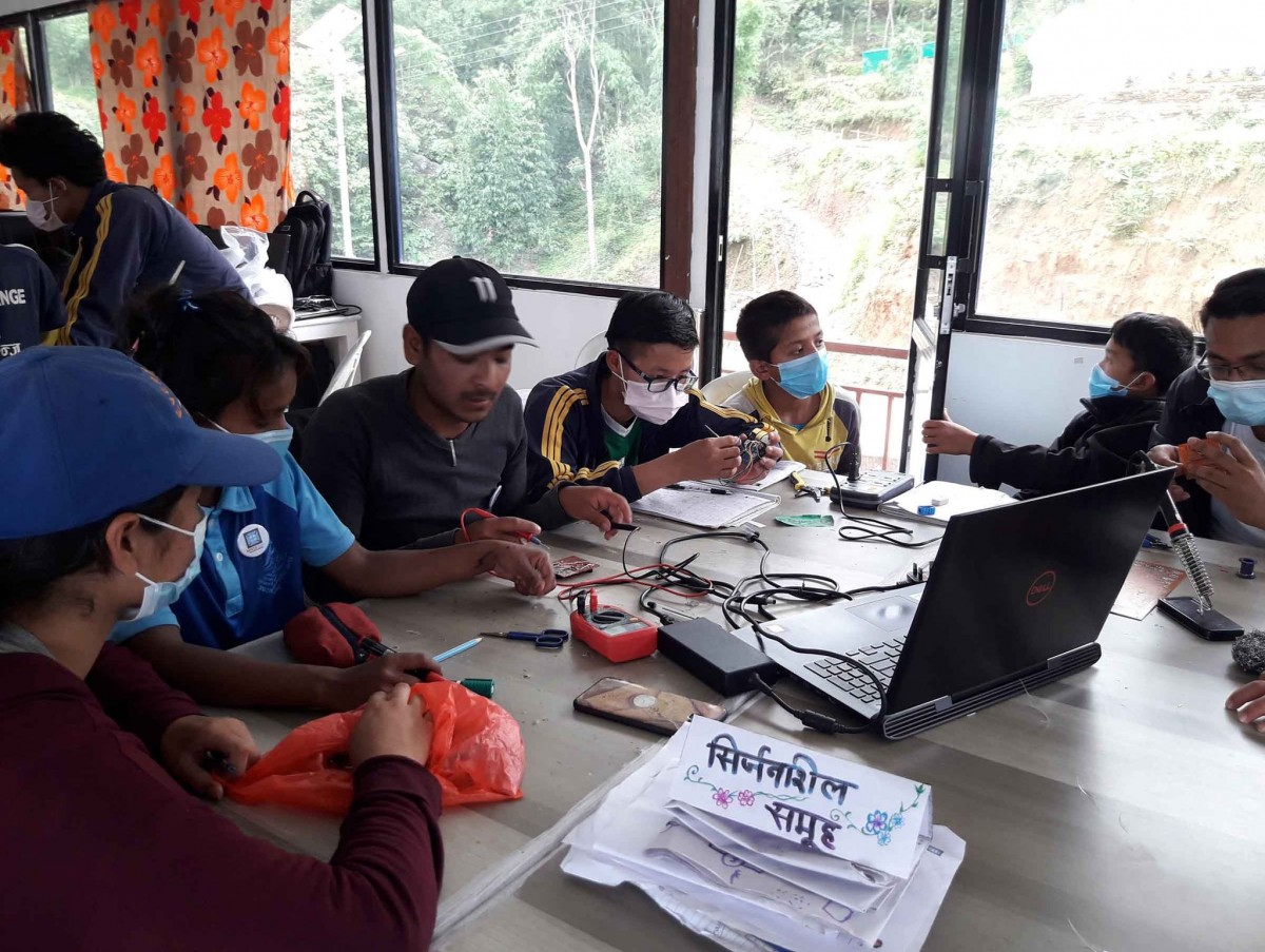 Subham स्याटेलाईट निर्माण सम्वन्धी प्रशिक्षणमा विद्यार्थी तथा प्रशिक्षक । 1.jpg