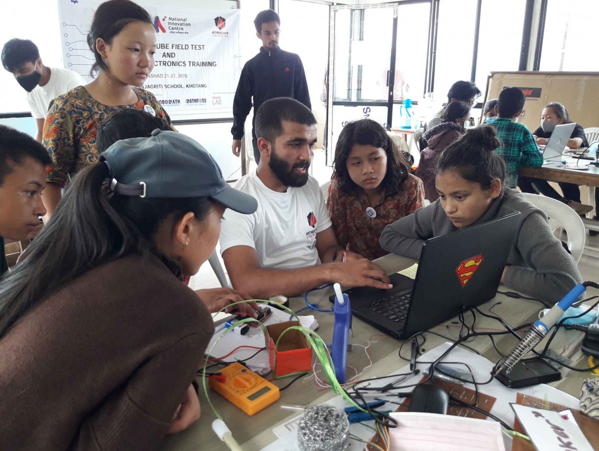 Sunham स्याटेलाईट निर्माण सम्वन्धी प्रशिक्षणमा विद्यार्थी तथा प्रशिक्षक 2.jpg