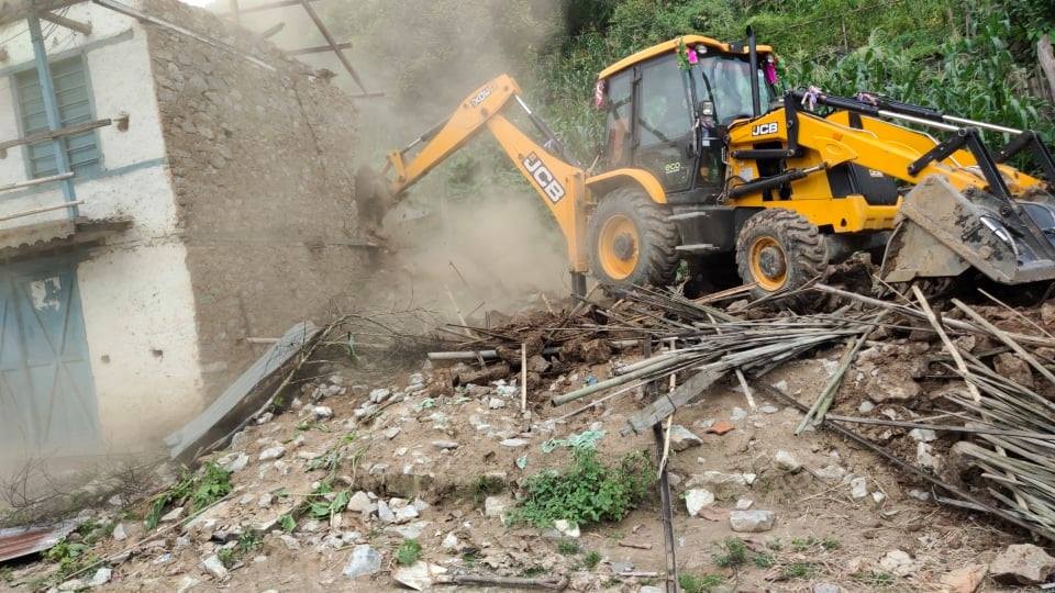 बराहपोखरीमा चल्यो डोजर, जग्गा अतिक्रमण गरेर घर बनाउनेको उठिबास
