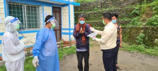 कोरोना जितेका दुई जनालाई अविर लगाएर विदाई