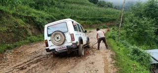 हिलाम्मे सडकमा एम्बूलेन्स नचल्दा विरामीलाई सास्ती