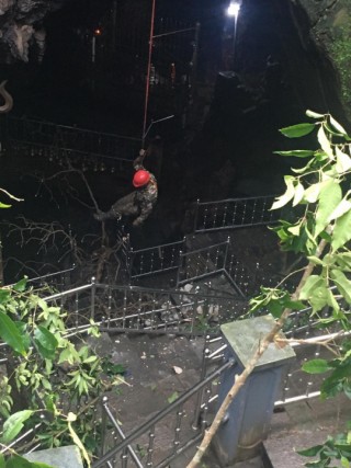 हलेसीको गुफाभन्दा माथि रहेका चट्टानका टुक्रा तथा रुख हटाइए