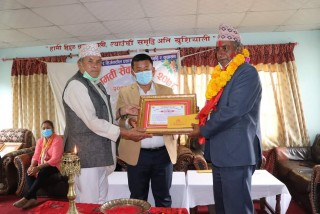 निजामती सेवा दिवस : दिप्रुङका उत्कृष्ट तीन कर्मचारी पुरस्कृत