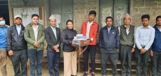 रुखमा डेरा बनाएर अनलाईन कक्षामा सहभागी हुने छात्रलाई उपमेयरको साथ