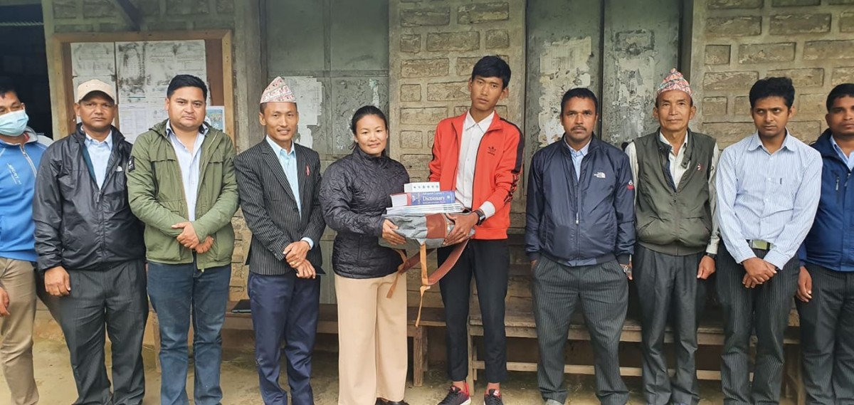 रुखमा डेरा बनाएर अनलाईन कक्षामा सहभागी हुने छात्रलाई उपमेयरको साथ