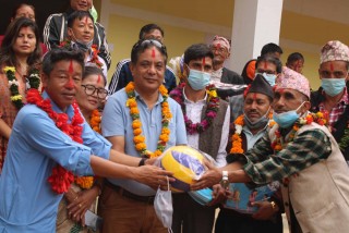 विद्यालयलाई पर्शुराम राई स्मृति प्रतिष्ठानको स्वास्थ्य तथा खेलकुद सामग्री
