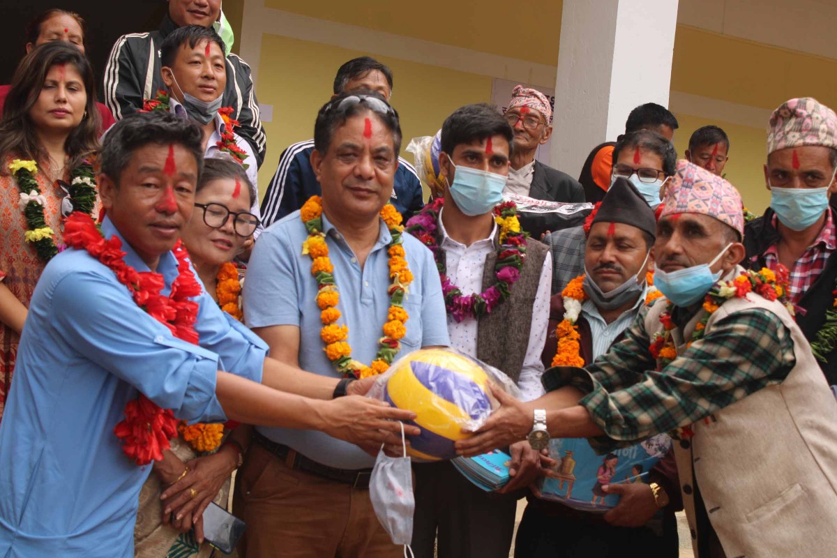 विद्यालयलाई पर्शुराम राई स्मृति प्रतिष्ठानको स्वास्थ्य तथा खेलकुद सामग्री