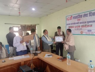 कोभिड विरुद्धको उद्धार तथा सहयोगमा खटिएका जनप्रतिनिधि सहित दुई जनालाई सम्मान