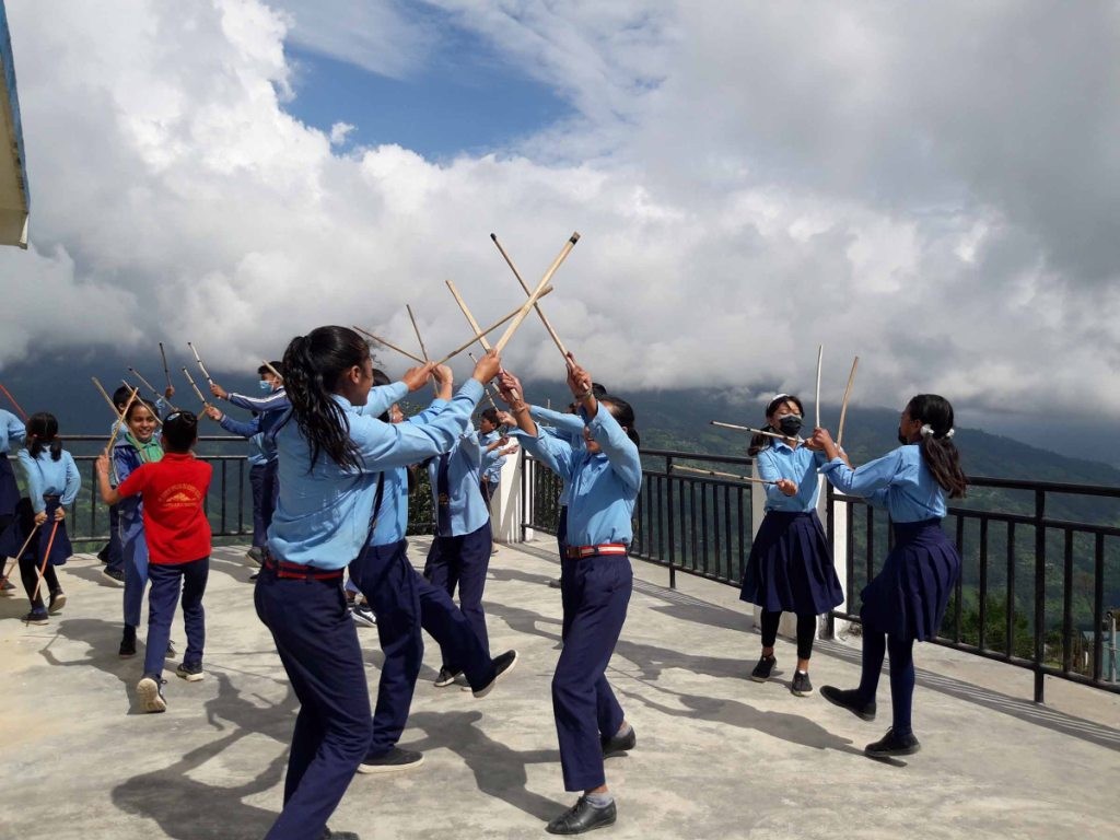 स्थानीय पाठ्क्रममा रम्दै छात्र/छात्रा