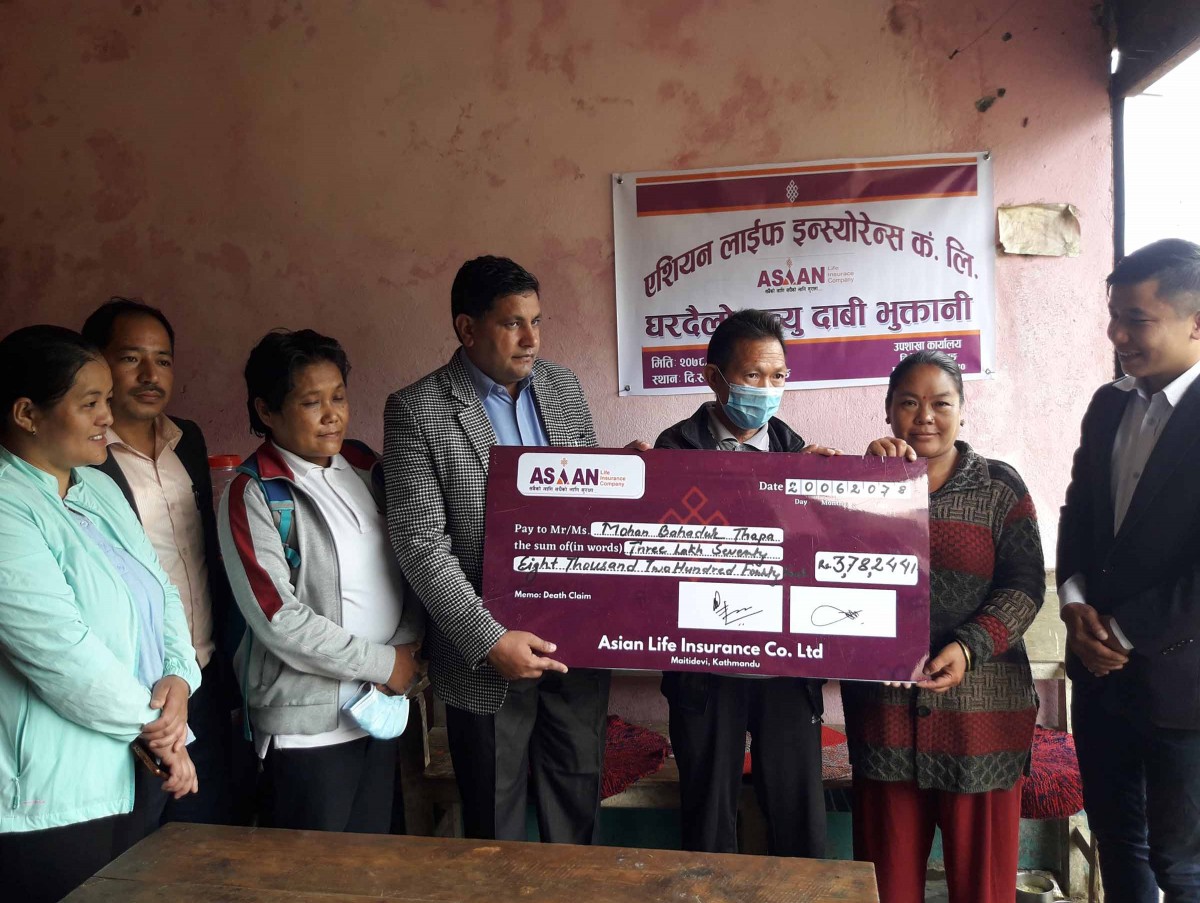 विमित परिवारलाई एसियन लाईफ इन्सुरेन्सले दियो विमांक रकम