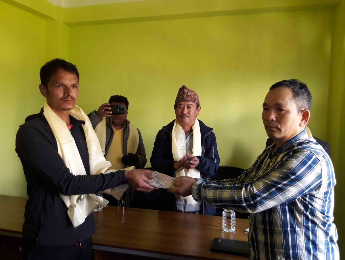 ब्लड क्यान्सर पिडित बालकलाई पत्रकार राईले गरे सहयोग