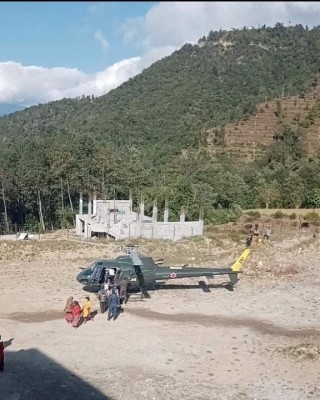 प्रसव व्याथाले छट्पटिरहेका महिलाको हेलीकोप्टरबाट उद्धार