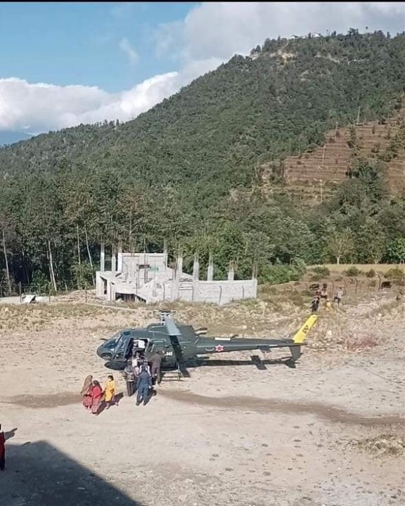 प्रसव व्याथाले छट्पटिरहेका महिलाको हेलीकोप्टरबाट उद्धार