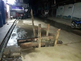 सडकमै धराप : ढकनी नराख्दा नालीमा खस्छन् स्थानीय